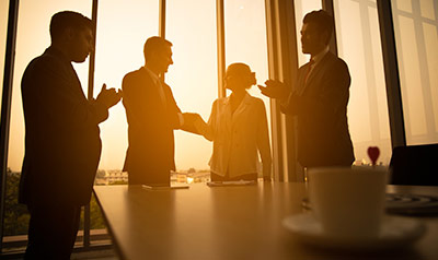 trabalho-em-equipe-de-negocios